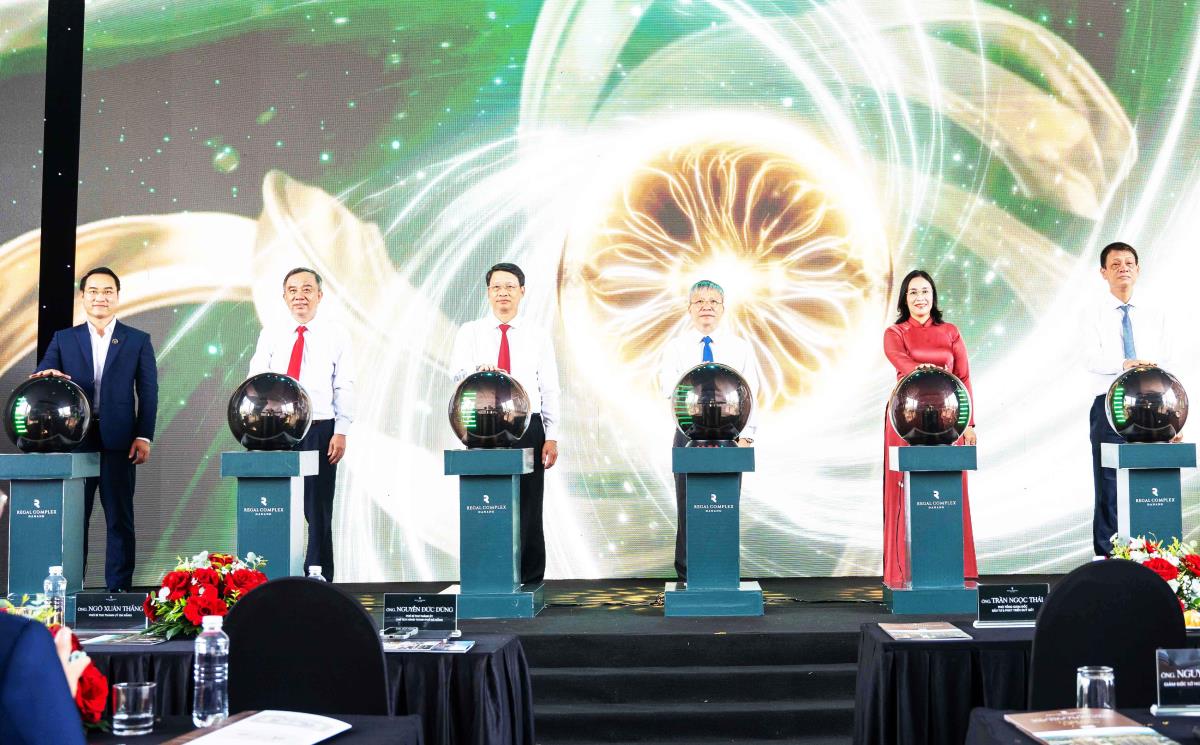 Các đại biểu thực hiện nghi thức khởi công Dự án.