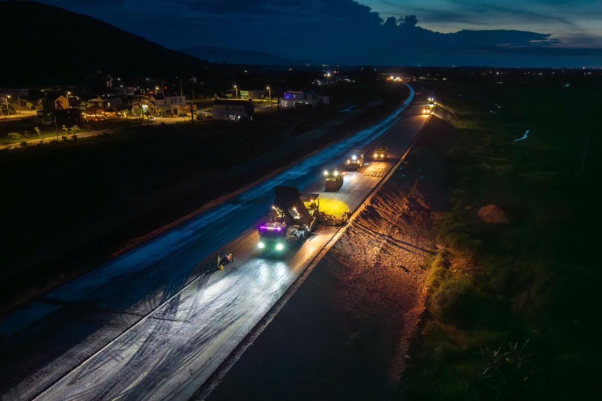 Tuyến cao tốc đi qua miền Trung đang được đẩy nhanh tiến độ thi công trong dịp Lễ 2-9.