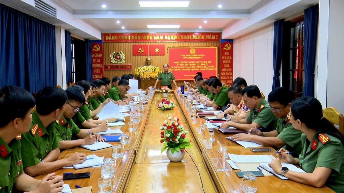 Thiếu tướng Nguyễn Hữu Hợp thăm, làm việc tại Công an phường Hội An.
