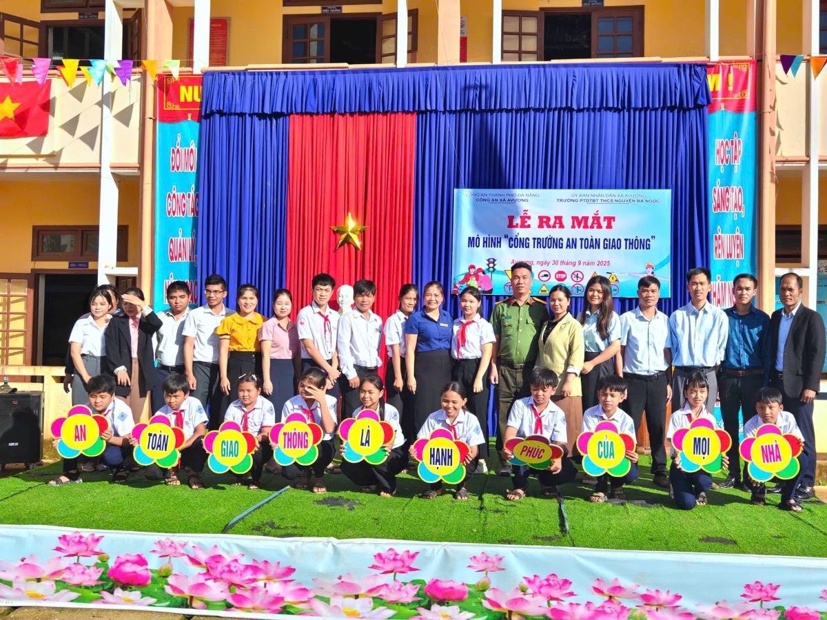 Công an xã A Vương ra mắt mô hình "Cổng trường ATGT" tại các trường học trên địa bàn bàn xã