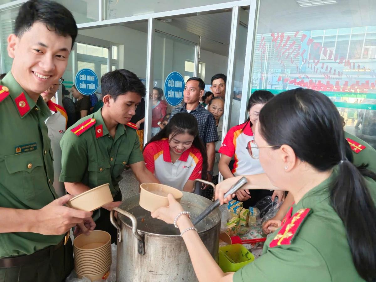 Các ĐVTN chuẩn bị suất cháo nghĩa tình cho bệnh nhân có hoàn cảnh khó khăn.