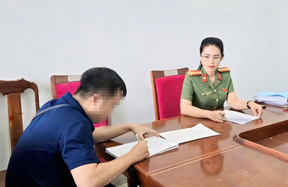 Phòng An ninh kinh tế Công an TP Đà Nẵng làm việc với người vi phạm.
