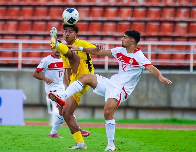 "Cắn răng mà đá", U.23 Indonesia (áo sáng) cũng không thắng nổi U.23 Lào.