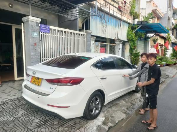 Hai đối tượng Anh và Nam tại hiện trường vụ trộm.