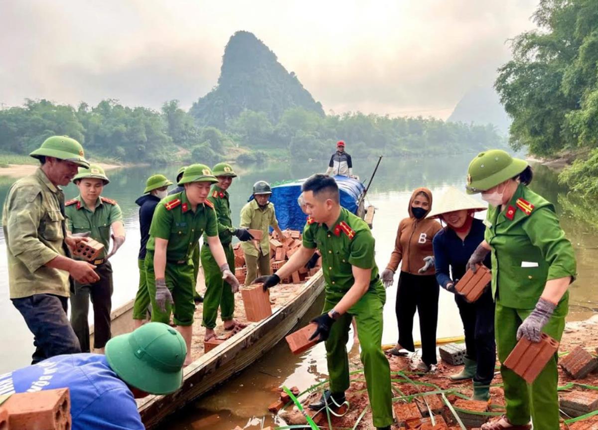 Tuổi trẻ Công an tỉnh Quảng Trị hỗ trợ các hộ dân trong chương trình xóa nhà tạm, nhà dột nát.