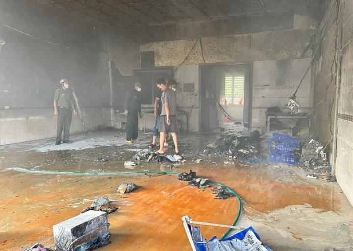 Lực lượng Cảnh sát PCCC nỗ lực dập lửa.