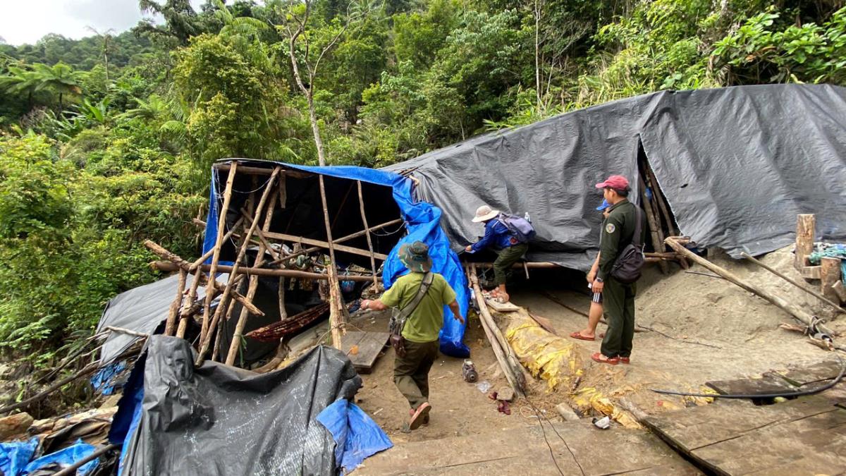 Lực lượng chức năng xã Tam Mỹ phá hủy lán trại “vàng tặc”.