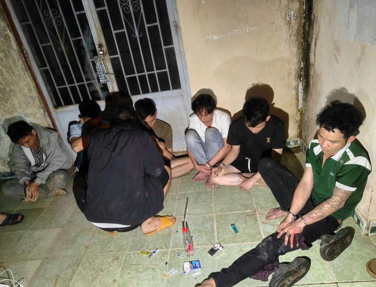 Nhóm con nghiện bị bắt quả tang.