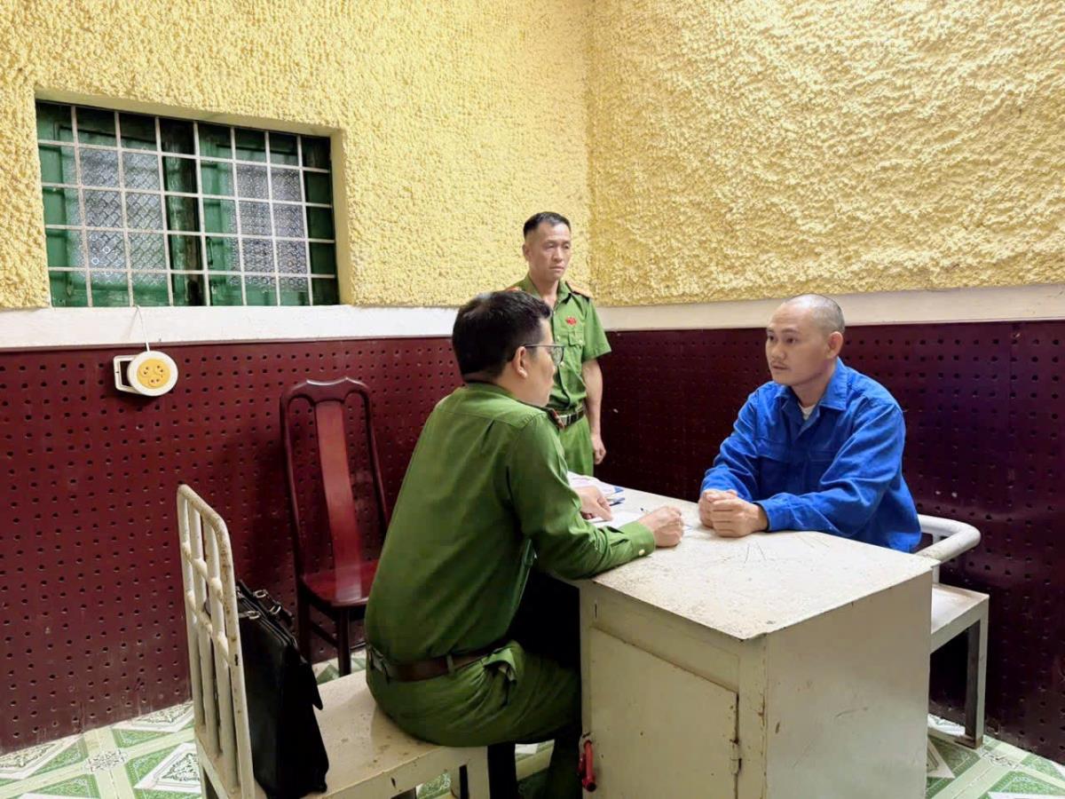 Cán bộ điều tra lấy lời khai đối tượng Hải.