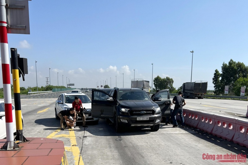 Cảnh sát chặn bắt nhóm vận chuyển ma túy trên cao tốc Hải Phòng - Hạ Long.
