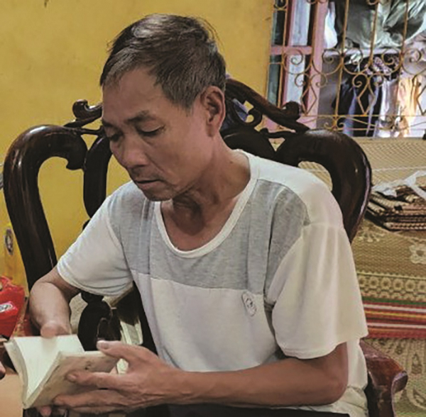 Ông Nguyễn Văn Thi, bố tử tù Nguyễn Thành Luân nhận lại cuốn nhật ký của con.
