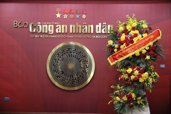 Lẵng hoa của Chủ tịch nước chúc mừng Báo Công an nhân dân. Ảnh: Nguyễn Thắng.