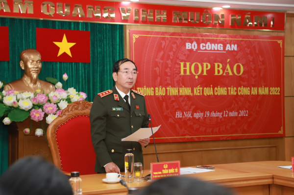 Trung tướng Nguyễn Hải Trung trả lời câu hỏi của phóng viên.