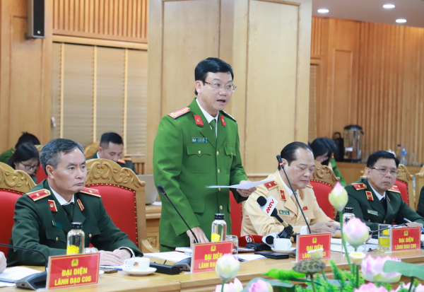 Đại tá Vũ Như Hà trả lời câu hỏi tại họp báo.