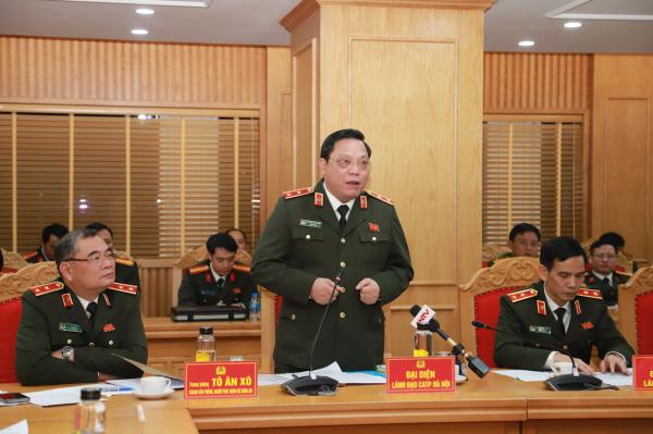 Trung tướng Nguyễn Hải Trung trả lời câu hỏi của phóng viên.