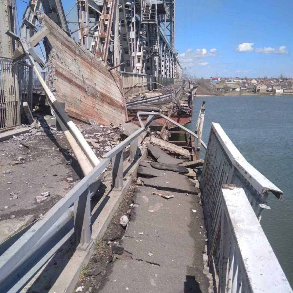 Cây cầu ở Odessa bị phá hủy. Ảnh: Military Review