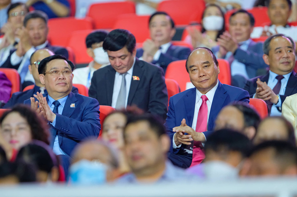 Chủ tịch Quốc hội Vương Đình Huệ (bên trái) và Chủ tịch nước Nguyễn Xuân Phúc có mặt tại lễ khai mạc SEA Games 31 - Ảnh: NAM TRẦN