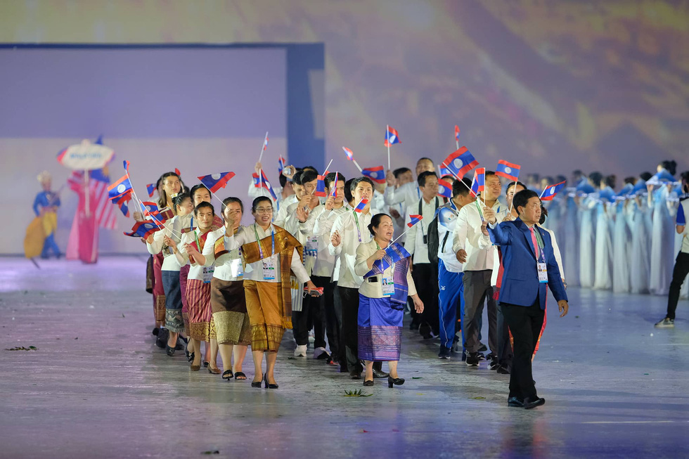 Đoàn Thể thao Lào tiến vào lễ đài - Ảnh: NAM TRẦN