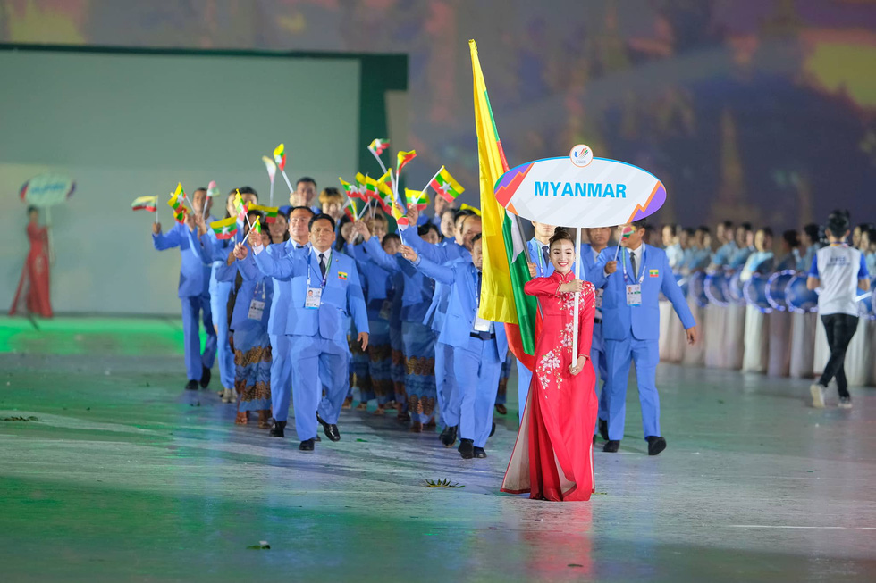 Đoàn Thể thao Myanmar xuất hiện tại Lễ khai mạc SEA Games 31 - Ảnh: NAM TRẦN