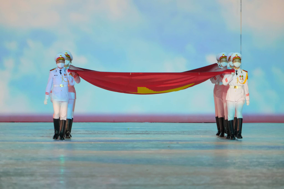 Quốc kỳ Việt Nam tiến vào lễ đài, sẵn sàng cho nghi thức thượng cờ - Ảnh: NAM TRẦN