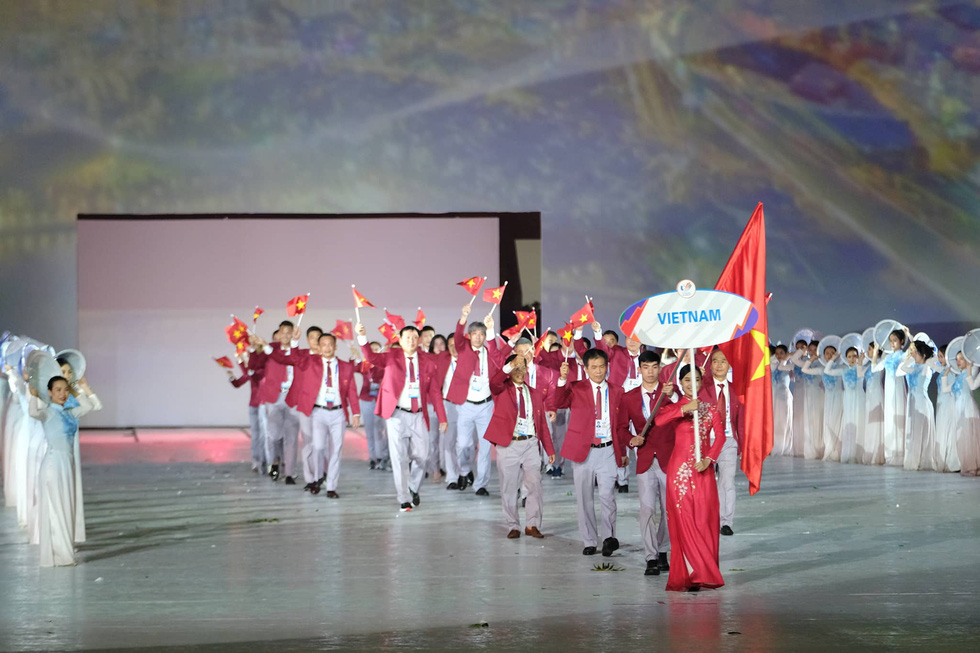Đoàn thể thao Việt Nam xuất hiện tại Lễ khai mạc SEA Games 31 - Ảnh: NAM TRẦN