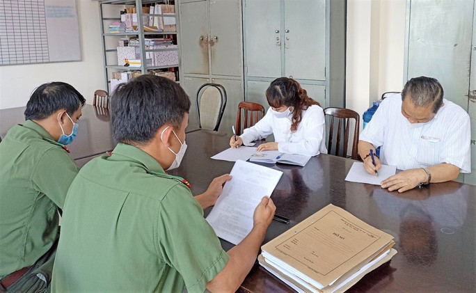 2 đối tượng Nguyễn Thị Thương và Nguyễn Chu Truyền tại cơ quan công an. (Ảnh Công an cung cấp)