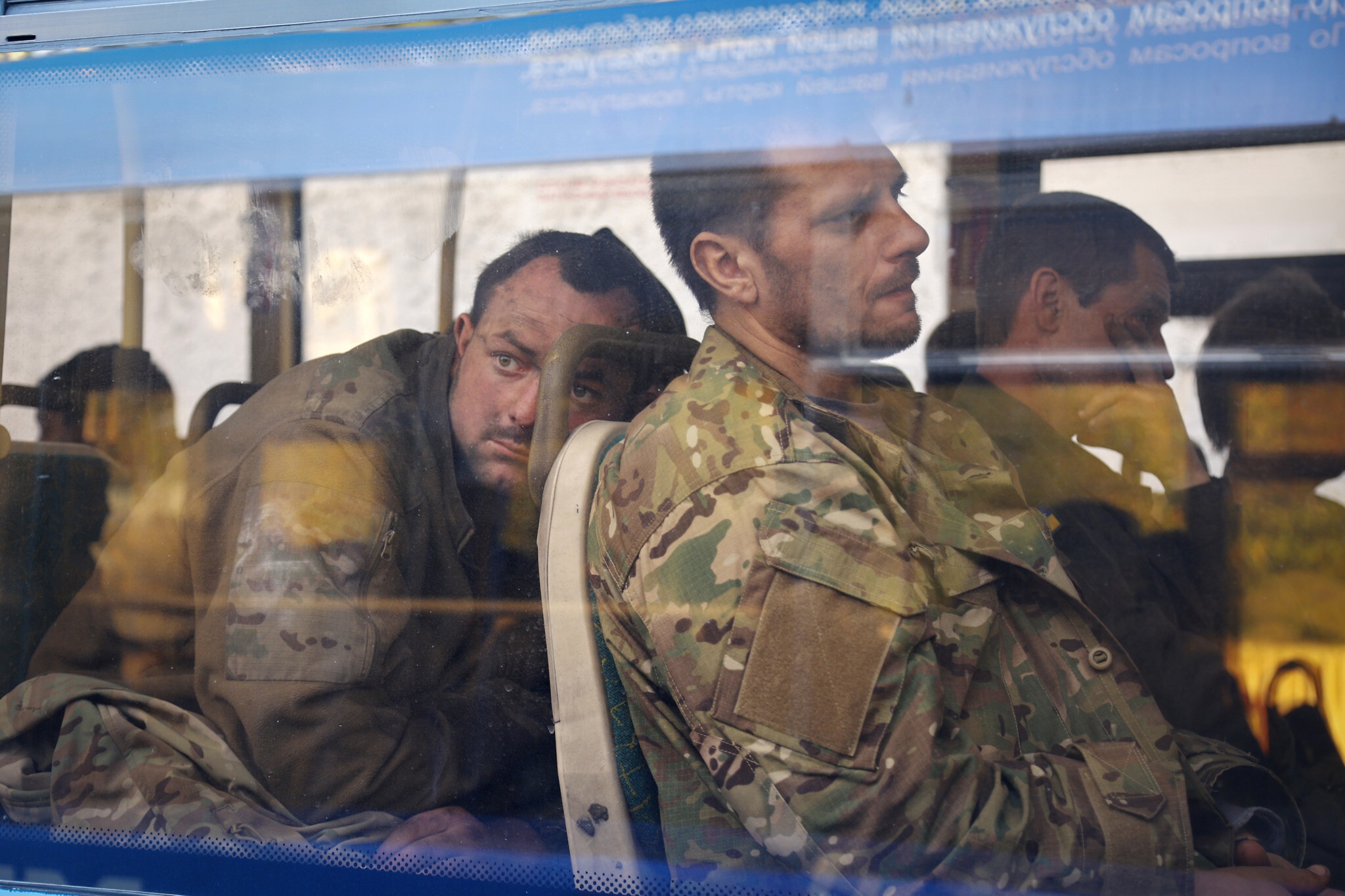 Binh sĩ Ukraine trên một xe buýt sau khi được sơ tán khỏi nhà máy Azovstal hôm 17/5. Ảnh: AP.
