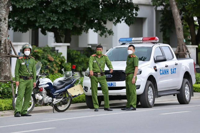 Chiều 7/6, cảnh sát được tăng cường bảo đảm an ninh trật tự tại khu vực nhà ông Chu Ngọc Anh.