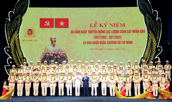 Thủ tướng Phạm Minh Chính, Bộ trưởng Tô Lâm trao kỷ niệm chương và tràng hoa tôn vinh 60 gương Cảnh sát nhân dân tiêu biểu.