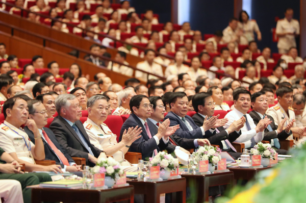 Thủ tướng Phạm Minh Chính, Bộ trưởng Tô Lâm trao kỷ niệm chương và tràng hoa tôn vinh 60 gương Cảnh sát nhân dân tiêu biểu.