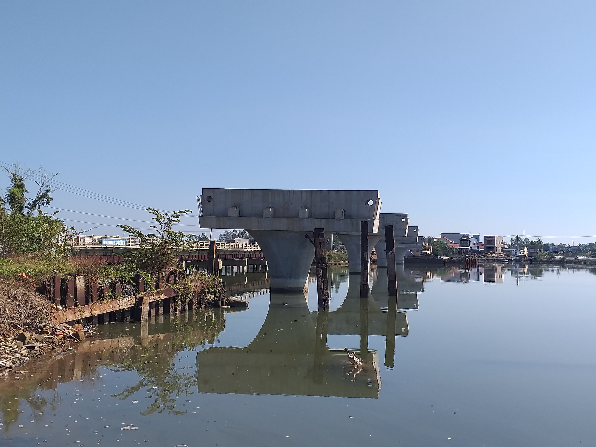 Cầu Tam Giang, huyện Núi Thành hơn 5 năm chưa đưa vào sử dụng khiến đại biểu bức xúc (Ảnh: T.H)