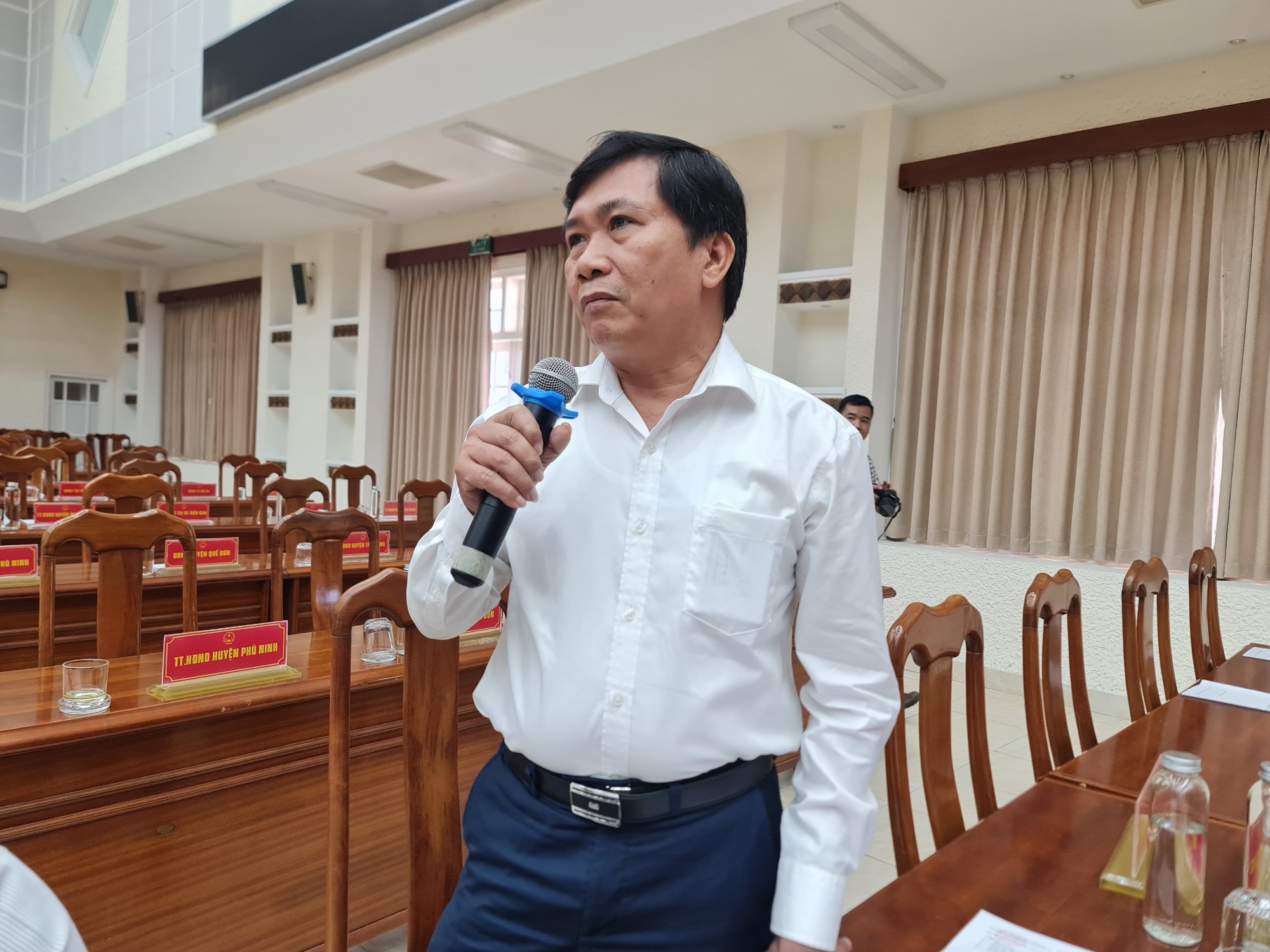 Ông Nguyễn Văn Sơn - Chủ tịch UBND thành phố Hội An phát biểu tại tổ thảo luận (Ảnh: T.H)