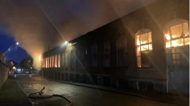 Đám cháy ở nhà kho lớn đến mức lực lượng cứu hỏa phải mất 4 ngày để dập lửa