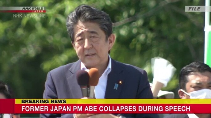 Cựu Thủ tướng Nhật Bản ngã xuống trong lúc đang phát biểu. Ảnh: NHK