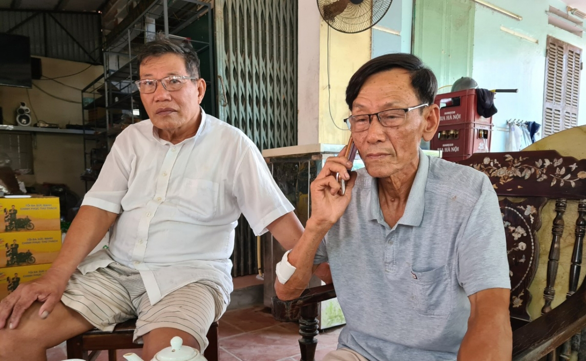Ông Nguyễn Văn Thược (bên phải, SN 1957, trú xã Nhân Chính, Lý Nhân, Hà Nam) là ông nội bé trai 3 tuổi bị nhốt trong tủ cấp đông ở Hà Nam. Ảnh: Báo Tiền Phong.