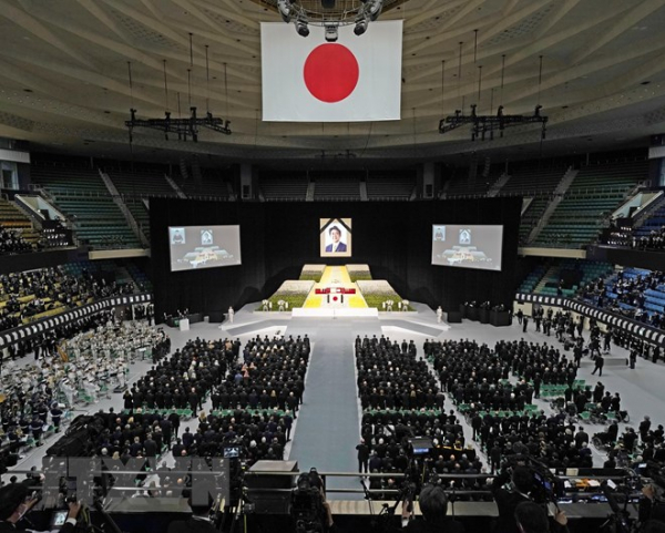 Toàn cảnh Lễ quốc tang cố Thủ tướng Nhật Bản Abe Shinzo tại Nippon Budokan ở thủ đô Tokyo, ngày 27/9/2022. (Ảnh: Kyodo/TTXVN)