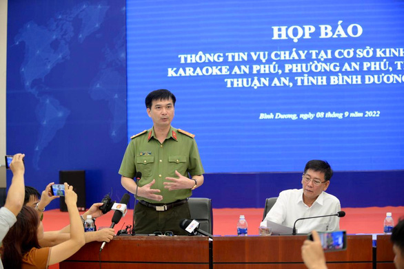 Đại tá Trịnh Ngọc Quyên, giám đốc Công an Bình Dương, thông tin cho báo chí về vụ cháy khi đích thân ông đi kiểm tra hiện trường - Ảnh: T.T.D.