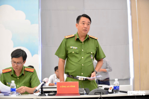 Đại tá Nguyễn Thanh Điệp, phó giám đốc Công an tỉnh Bình Dương, thông tin sơ bộ về tình hình vụ cháy - Ảnh: T.T.D.