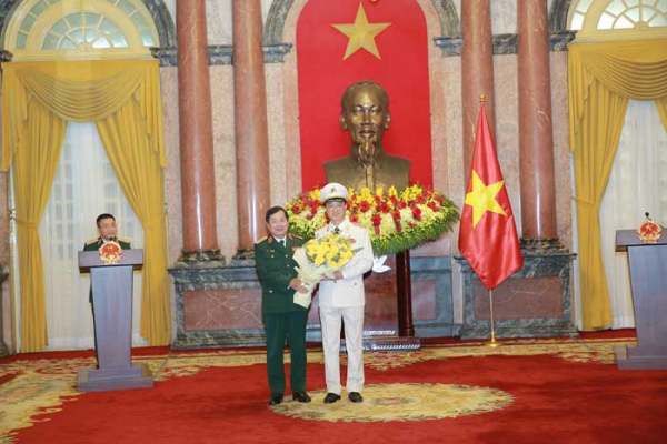 Thứ trưởng Bộ Quốc Phòng Lê Huy Vịnh chúc mừng Thứ trưởng Nguyễn Duy Ngọc.