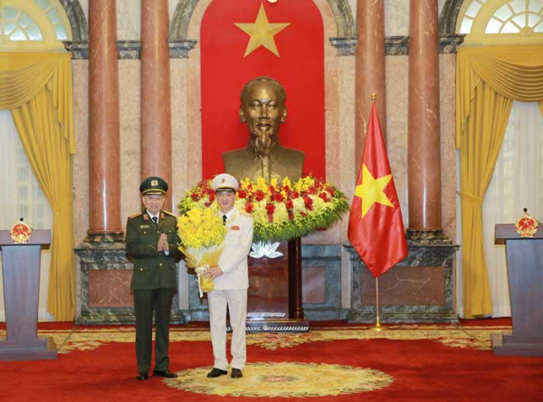Bộ trưởng Tô Lâm chúc mừng Thứ trưởng Nguyễn Duy Ngọc.