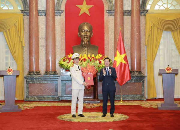 Chủ tịch nước Võ Văn Thưởng trao Quyết định thăng cấp bậc hàm từ Trung tướng lên Thượng tướng đối với Thứ trưởng Nguyễn Duy Ngọc.