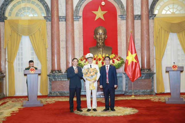 Đại diện lãnh đạo Ban Tổ chức Trung ương, Ban Nội chính Trung ương chúc mừng Thứ trưởng Nguyễn Duy Ngọc.