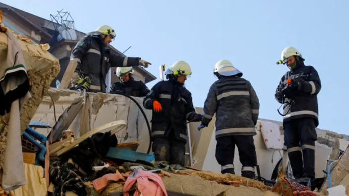 Lực lượng cứu hộ Áo tìm kiếm những người sống sót ở tỉnh Hatay của Thổ Nhĩ Kỳ. Ảnh: BBC