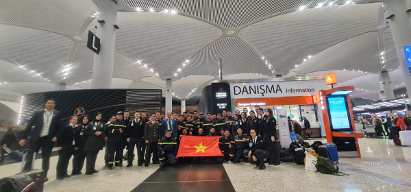 Đoàn công tác tham gia CNCH Bộ Công an Việt Nam chụp ảnh tại sân bay Istanbul, Thổ Nhĩ Kỳ trước khi lên máy bay trở về nước.