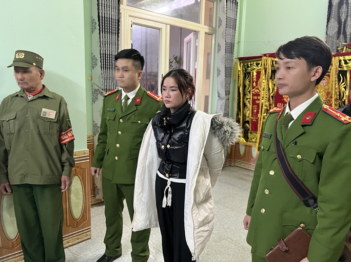 Đọc lệnh bắt và khám xét khẩn cấp nơi ở của đối tượng Hoàng Thị Kim Loan