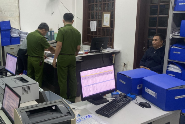 Cơ quan CSĐT Công an TP Đà Nẵng khám xét Phòng Đăng kiểm tàu cá thuộc Chi cục Thủy sản Đà Nẵng tối 16/3.