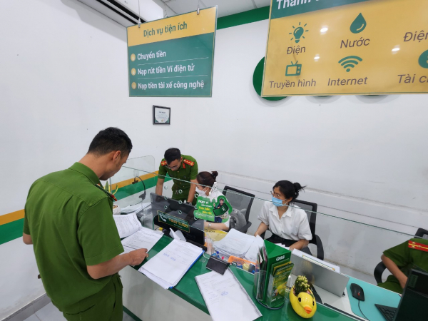 Công an quận Liên Chiểu kiểm tra, tạm giữ hàng trăm hồ sơ vay tiền tại cơ sở số 3 Hoàng Văn Thái.