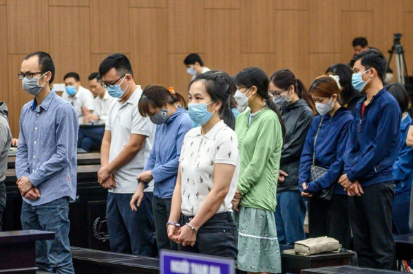 Bị cáo Nguyễn Thị Hà Thành (áo trắng, hàng trên) và các bị cáo khác nghe tuyên án ngày 24/3.