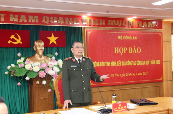 Thiếu tướng Nguyễn Văn Thành trả lời câu hỏi tại họp báo.