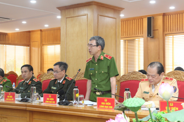Thiếu tướng Nguyễn Văn Thành trả lời câu hỏi tại họp báo.